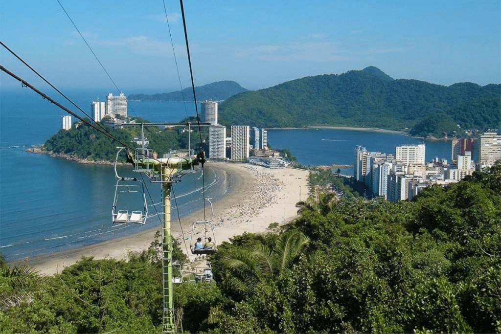 Refúgios Familiares no Litoral: Comparando as Praias do Guarujá e São Vicente